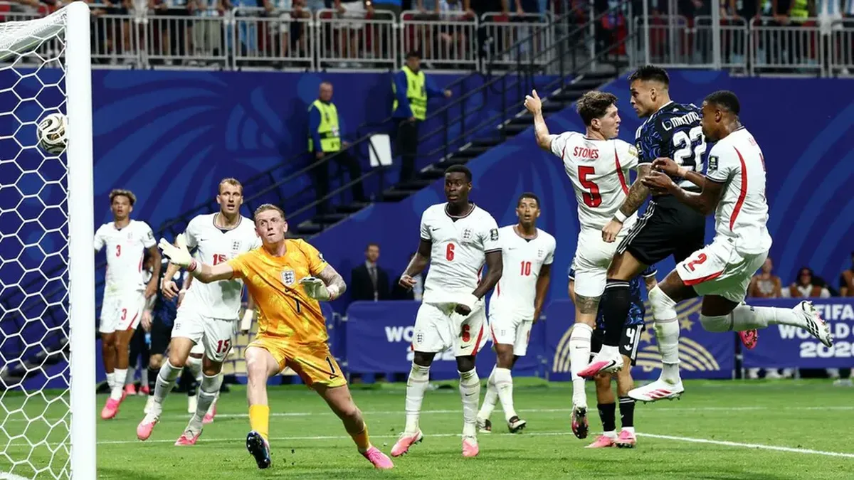 Lisandro Martínez cabeceó para el segundo de Argentina. (Foto: Reuters)
