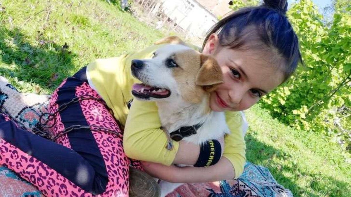 Cemre junto a su mascota. 