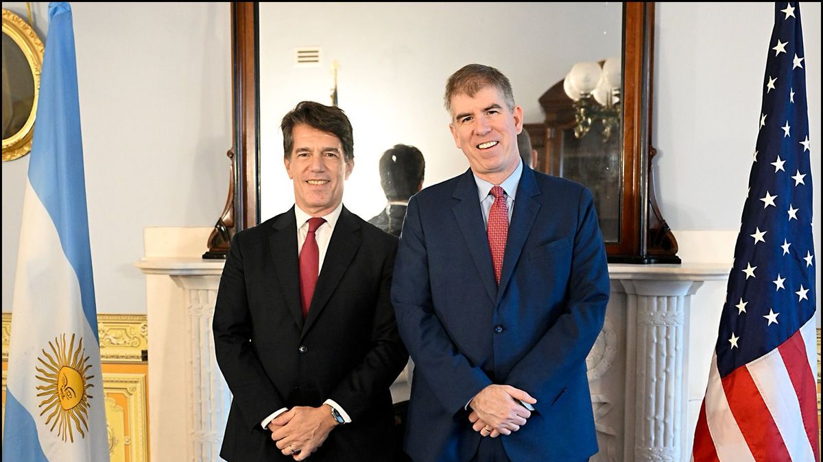 Nicol&aacute;s Posse, junto a Jay Shambaugh, funcionario del gobierno estadounidense.