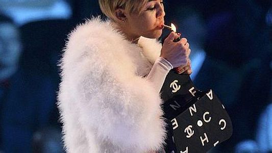 Miley Cyrus encendió un cigarrillo de marihuana sobre el escenario