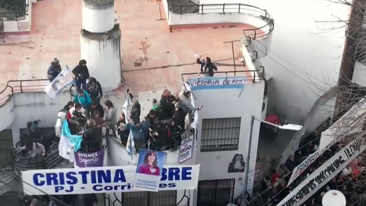Miles de seguidores ya se concentran en las inmediaciones del departamento de Cristina Kirchner