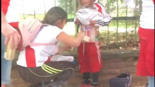 Detuvieron a la madre que ocultaba las bengalas bajo la ropa de su hijo