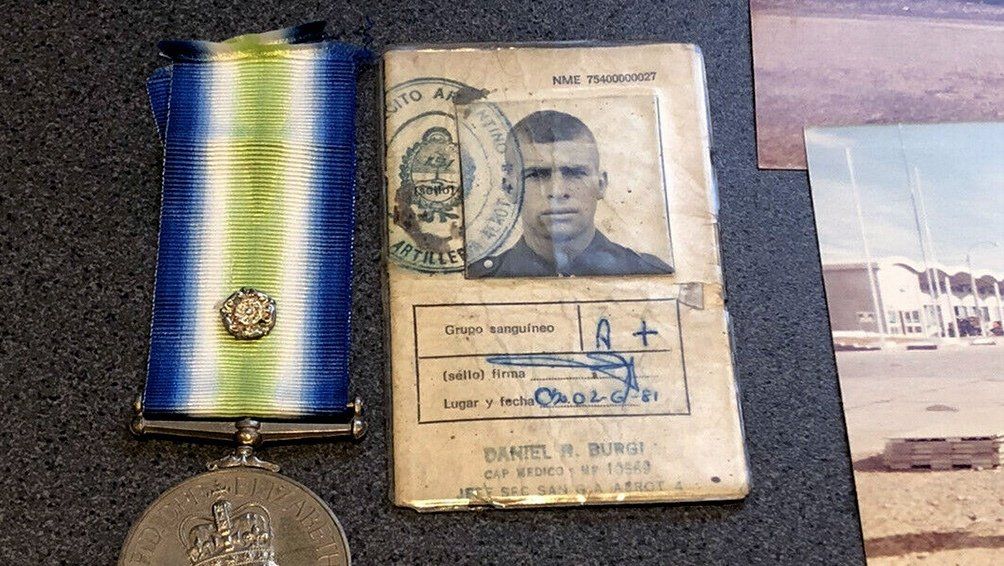 Esta es la cédula militar del veterano Edgardo Esteban que se subastó en Ebay