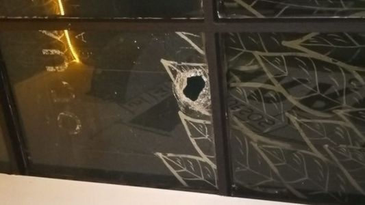 Se enojaron por el ruido, tiraron una baldosa contra el bar y todo terminó de la peor manera