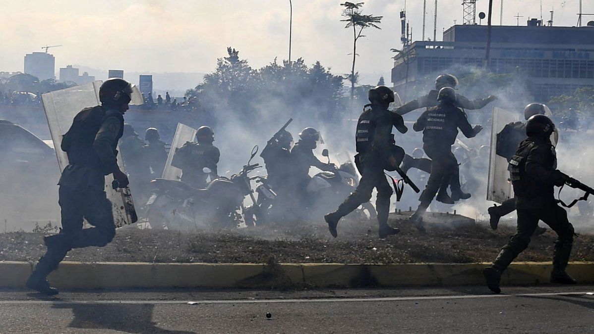 VIVO-En medio de los  enfrentamientos, Guaidó y Maduro convocan a salir a las calles