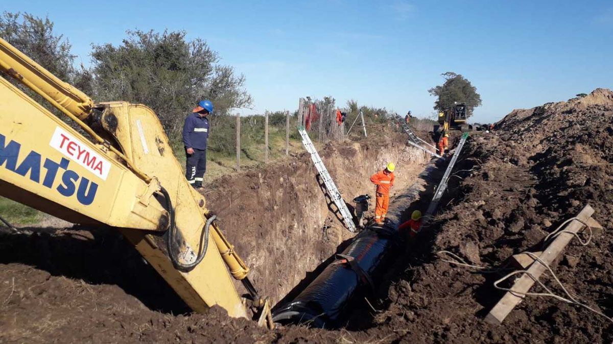 Obras de emergencia con instalaciones precarias para llevar agua de otros lugares del Uruguay hasta Montevideo. (Foto: Gentileza El pa&iacute;s. Uy)