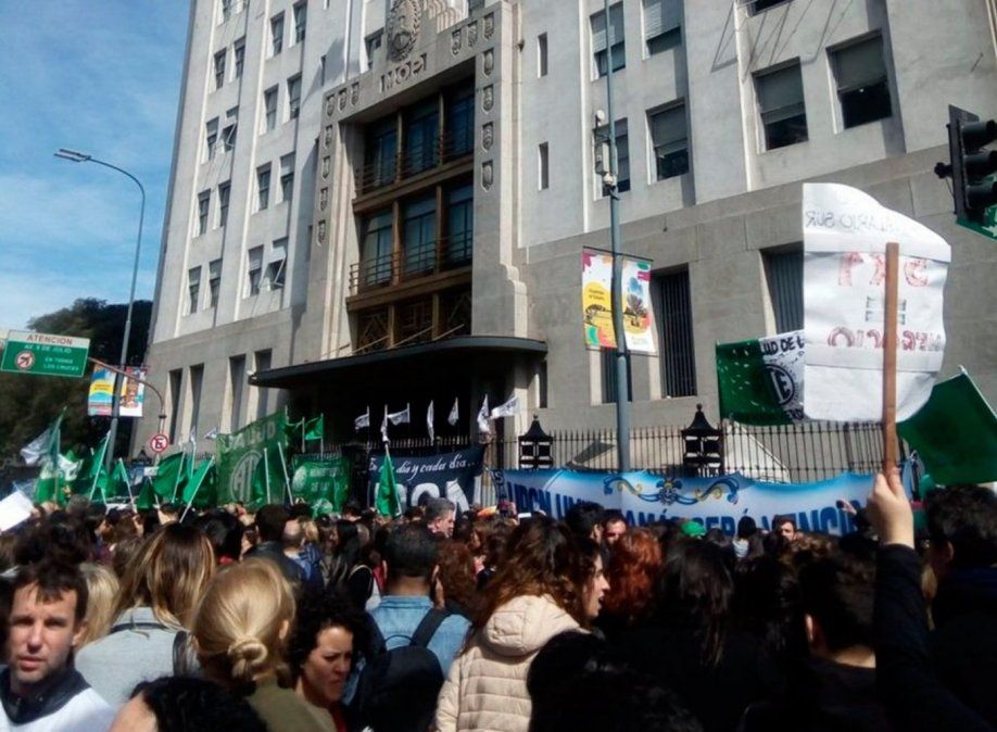 Masivo abrazo simbólico al Ministerio de Salud para rechazar que baje al rango de Secretaría