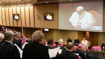 En el segundo día de cumbre anti-pedofilia, el Vaticano propuso crear líneas gratuitas y webs para denunciar a sacerdotes abusadores