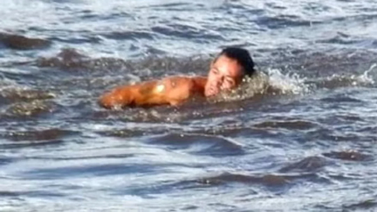 Video: un hombre se lanzó a un río en Carlos Paz mientras había una crecida y desapareció