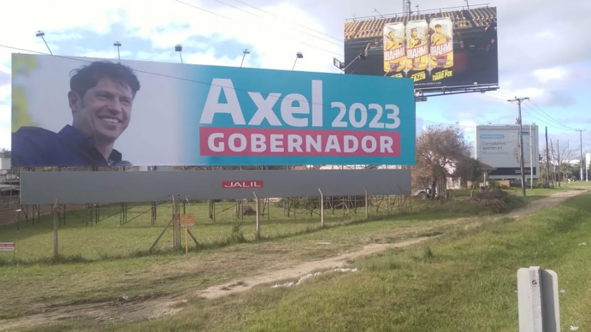 Comenzaron a aparecer pintadas y carteles sobre las rutas bonaerenses con el slogan “Axel 2023, gobernador” (Foto: Twitter Diagonales).