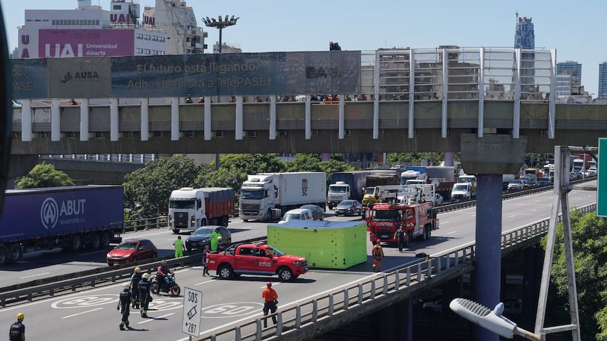 Caos de tránsito y megaoperativo en la autopista 25 de Mayo