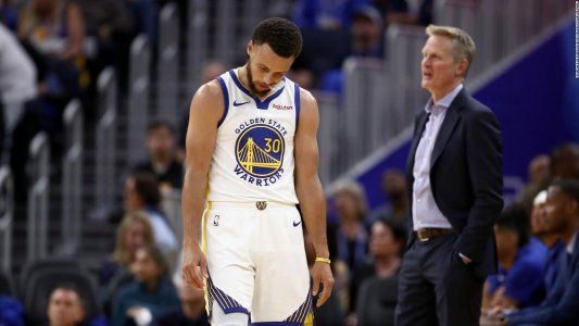 Stephen Curry fue operado de su fractura de muñeca izquierda y estará tres meses sin jugar