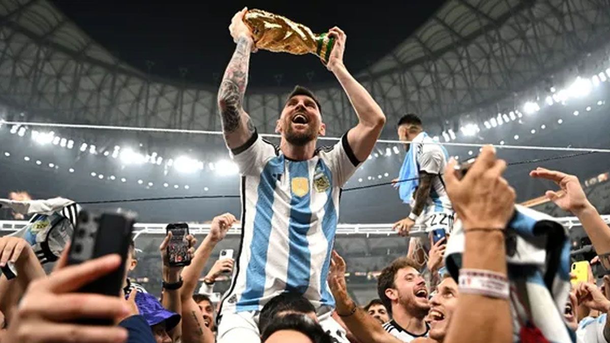 Messi con la Copa de campeón Mundial en Qatar 2022. La foto con más likes en el mundo. (Foto: Gentileza Reforma)
