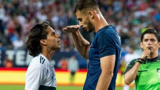 Partido poco amistoso: un jugador de Estados Unidos se burló de la estatura de su par mexicano