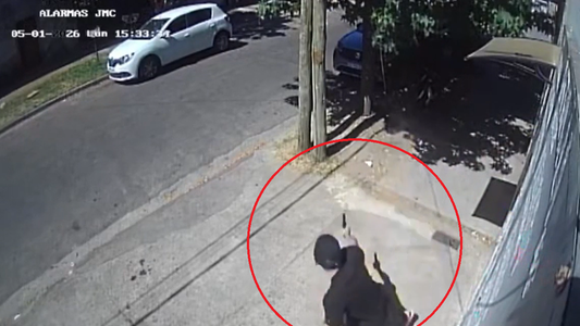 Video del ataque: balearon a un policía retirado durante un robo y ahora lucha por su vida