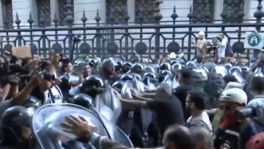 Marcha de jubilados: hubo tensión con los manifestantes que quisieron cortar las calles