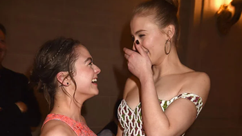 Sophie Turner y Maisie Williams fumaban marihuana durante el rodaje de Game of Thrones