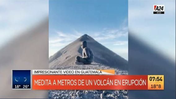 Mientras un joven hacia meditación, el volcán entró en erupción