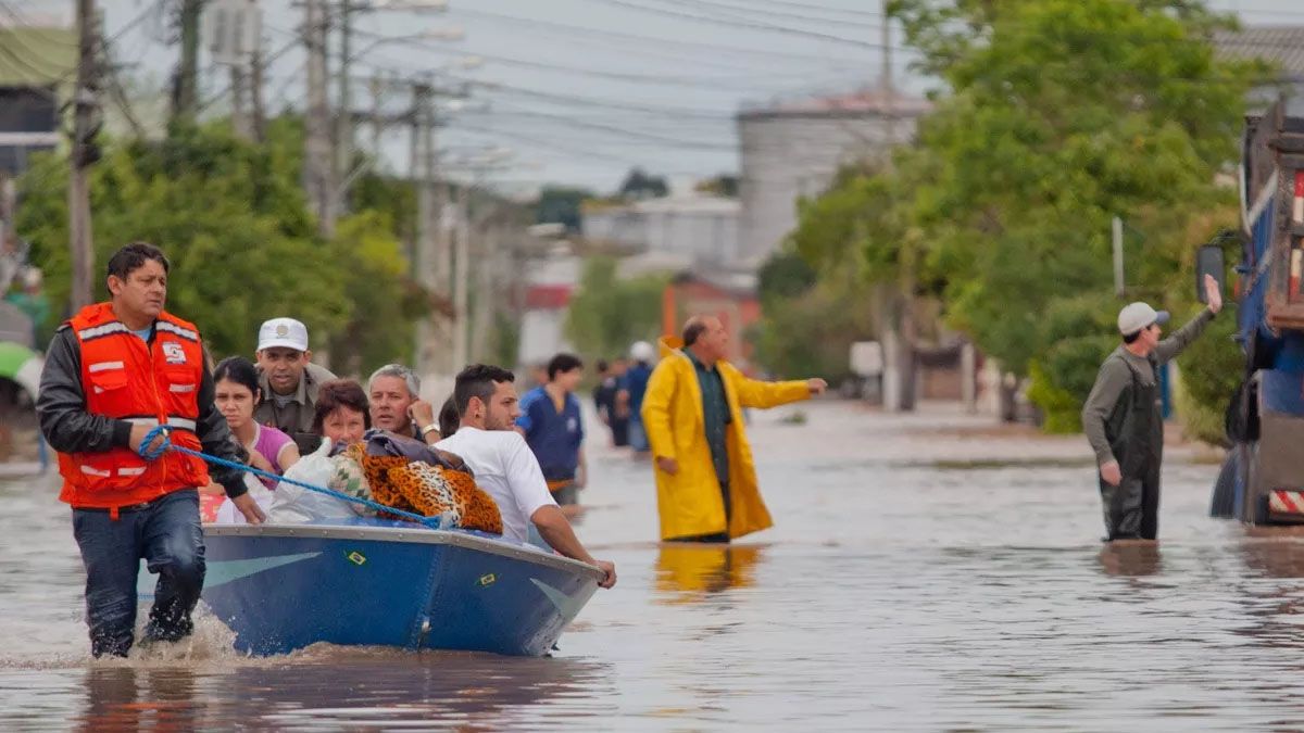 Rescatistas evac&uacute;an a las personas inundadas. Muchos temen dejar sus hogares por la presencia de saqueadores (Foto: gentileza MetSul Meteorolog&iacute;a).