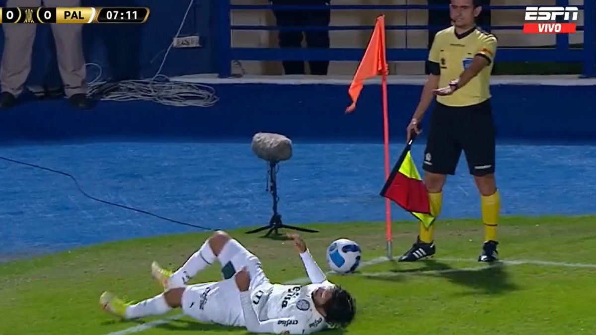 Gustavo Scarpa protagonizó el blooper del año en Cerro-Palmeiras.