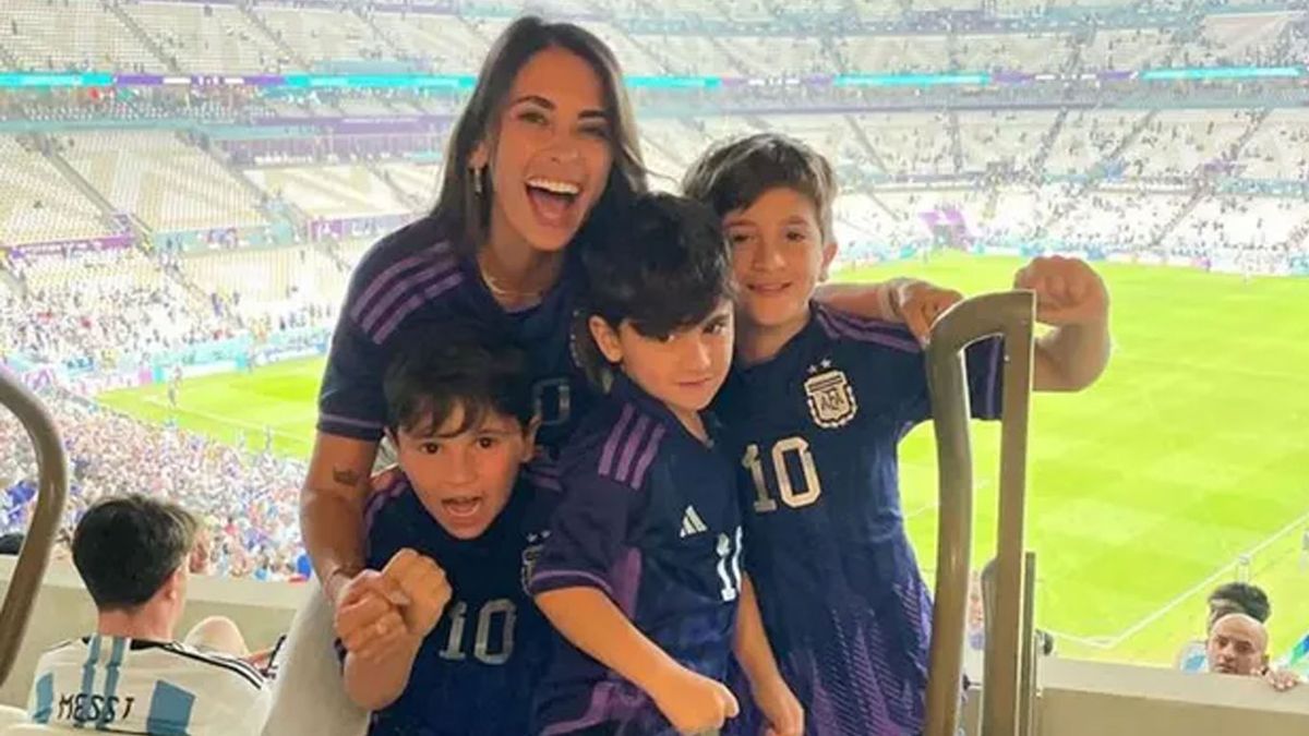 La campera que Antonela Roccuzzo usa como cábala para alentar a Lionel Messi en el Mundial Qatar 2022.
