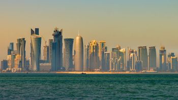 Doha, la capital de Qatar, el emirato que crece gracias al petróleo y el gas por la guerra en Europa y por el mundial de fútbol a fin de año (Foto: AP)