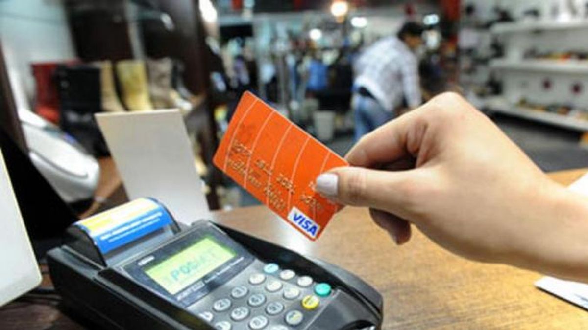 Los comerciantes no podrán manipular las tarjetas de crédito o débito de los clientes. (Archivo)