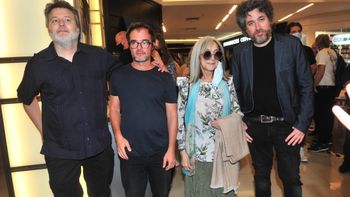 María Kodama, otra de las figuras de la cultura que anoche dijo presente en el pre estreno de Competencia Oficial. Aquí junto a los directores y productores del film.