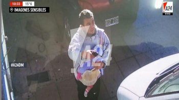 Con un bebé como escudo y pistola en mano, fue captado mientras asaltaba al chofer de una camioneta