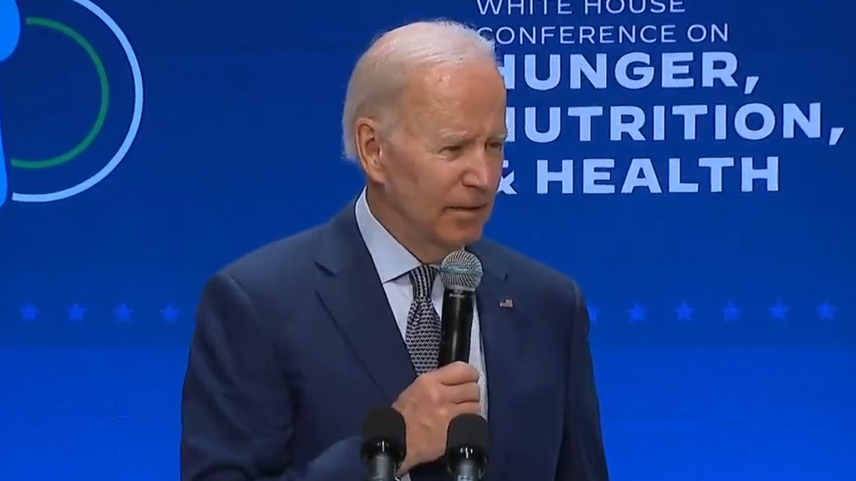 Joe Biden olvidó que una congresista había muerto y preguntó dónde estaba en un acto. (Captura)