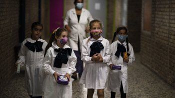 Uruguay deja la obligatoriedad de las clases presenciales por el aumento de casos de COVID-19 (Foto: AP). Uruguay deja la obligatoriedad de las clases presenciales por el aumento de casos de COVID-19 (Foto: AP).