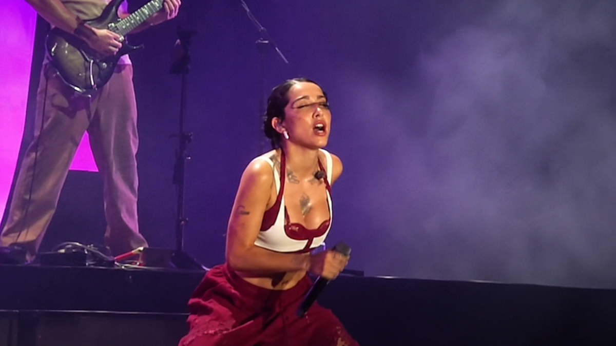 Tras cantar en la final del Mundial, María Becerra vivió un tenso episodio en uno de sus recitales de España