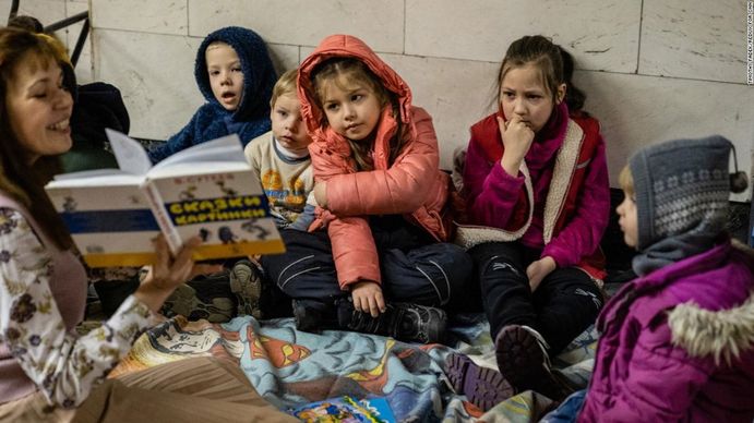 La televisión de Vladimir Putin celebró que en las escuelas de Mariúpol se usaran libros rusos sin falsificaciones de la historia