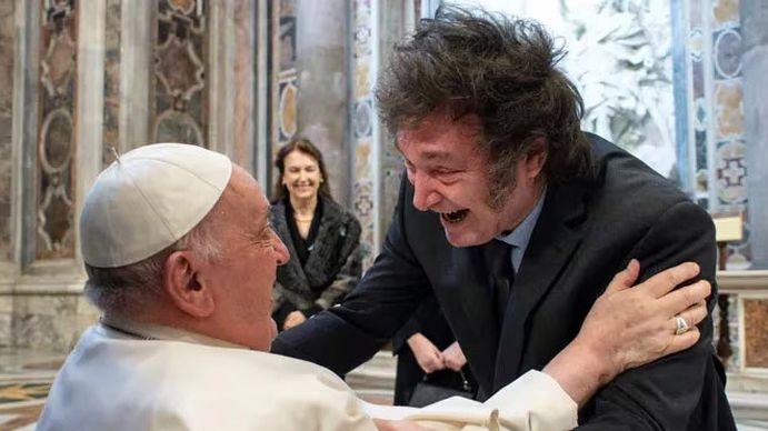 El polémico me gusta de Javier Milei contra la Iglesia, a días de su encuentro con el papa Francisco