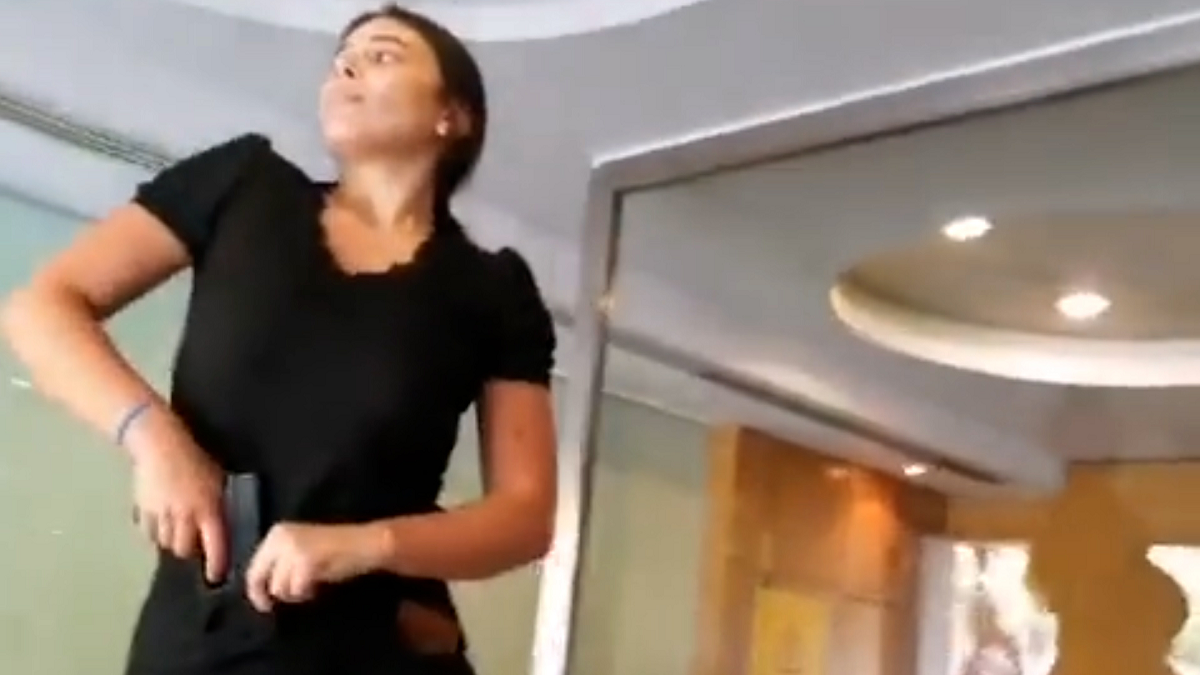 Video: En medio del corralito establecido en El Líbano una mujer tomó un banco con un arma de juguete junto a activistas. Buscaba recuperar ahorros que estaban en la cuenta de su hermana que