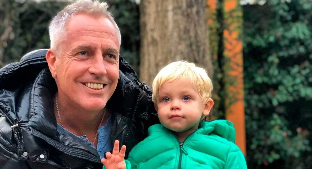 Marley y Mirko recrearon una foto de la infancia del conductor junto a su padre