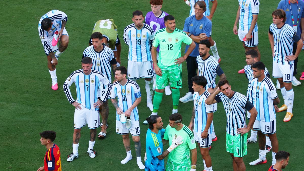 La selección permaneció en el campo durante toda la ceremonia de coronación de España después de la derrota en la final. (Foto: Reuters)