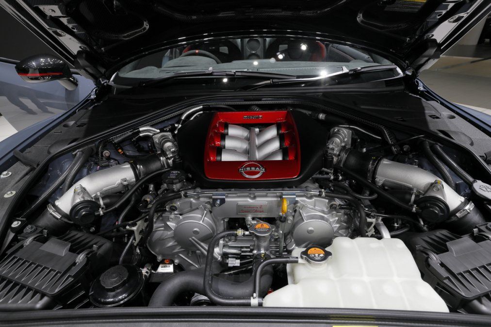 Cada motor está hecho a mano por su propio técnico takumi. La placa de certificación takumi en el motor también es de un color exclusivo. La edición especial del Nissan GT-R Nismo