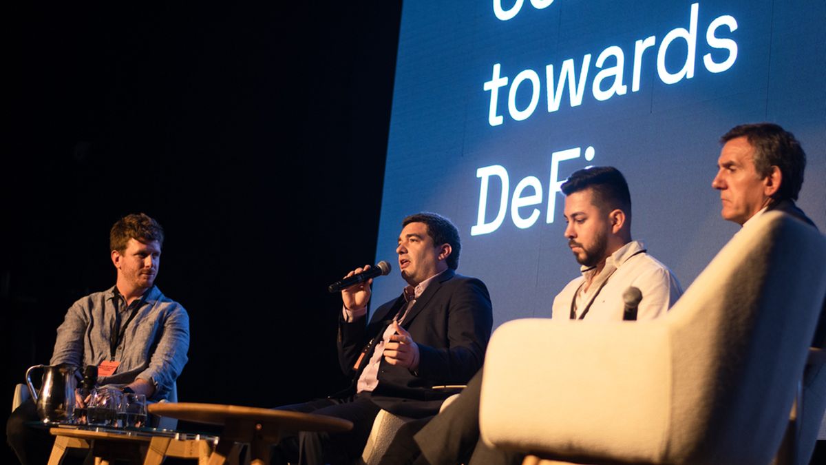 Blockchain y DeFi: (Izq.) Leo Elduayen, de Koinbanx; Sebasti&aacute;n Resano, de Mastercard; Gustavo Manr&iacute;quez, de Banco Macro; y Rafael S&aacute;nchez, de Banco Davivienda (Colombia). (Foto Labitconf)