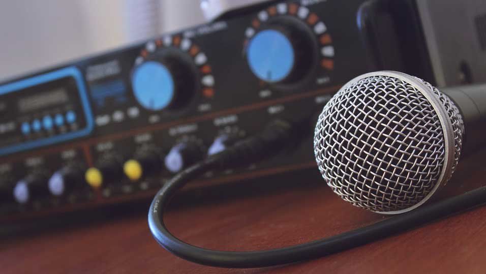 Una radio transmitirá la Superfinal con relatos calmados, sin gritos y con un cardiólogo de comentarista
