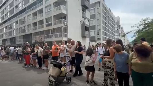 Vecinos evacuados tras el derrumbe en Parque Patricios reclamaron con un abrazo al edificio colapsado