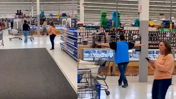 Terror en un supermercado: un hombre tomó un martillo y destrozó todo