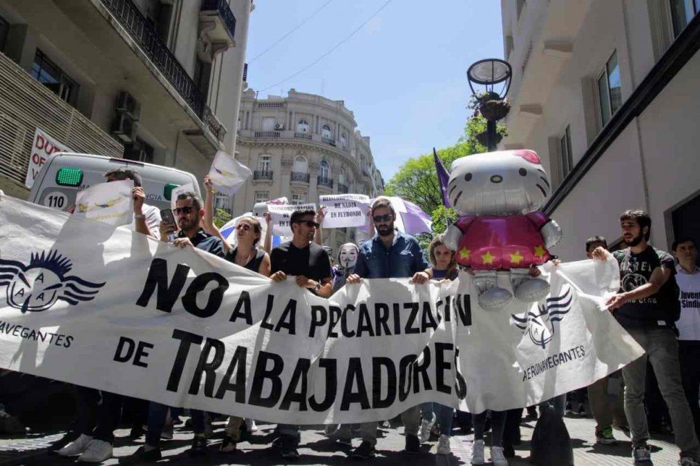 ¿Qué hacía Hello Kitty en una marcha de azafatos contra Fly Bondi?