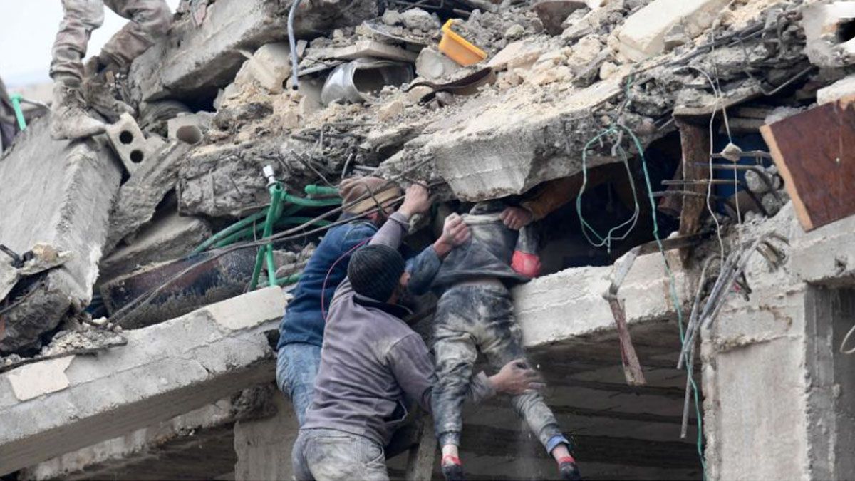 Bomberos y particulares rescatan a un niño entre los escombros de un edificio en Turquía (Foto: Gentileza La Vanguardia)