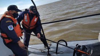 Río de la Plata: rescatan a dos náufragos que nadie buscaba y encontraron un cuerpo a la deriva con 37 kilos de cocaína