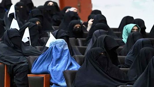 Los talibanes prohiben a las mujeres ir a la universidad de Kabul