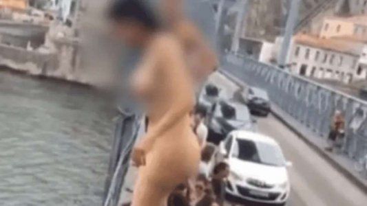Una chica totalmente borracha se desnudó y se tiró al río desde un puente