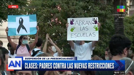 Padres, madres y alumnos protestaron frente al Ministerio de Educación por el cierre de escuelas