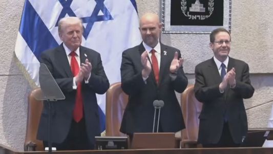 Así fue la ovación que recibió Trump en el Parlamento israelí tras la liberación de los rehenes