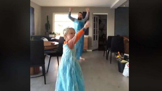 Grande Pá: se puso un vestido de Frozen y bailó con su hijo